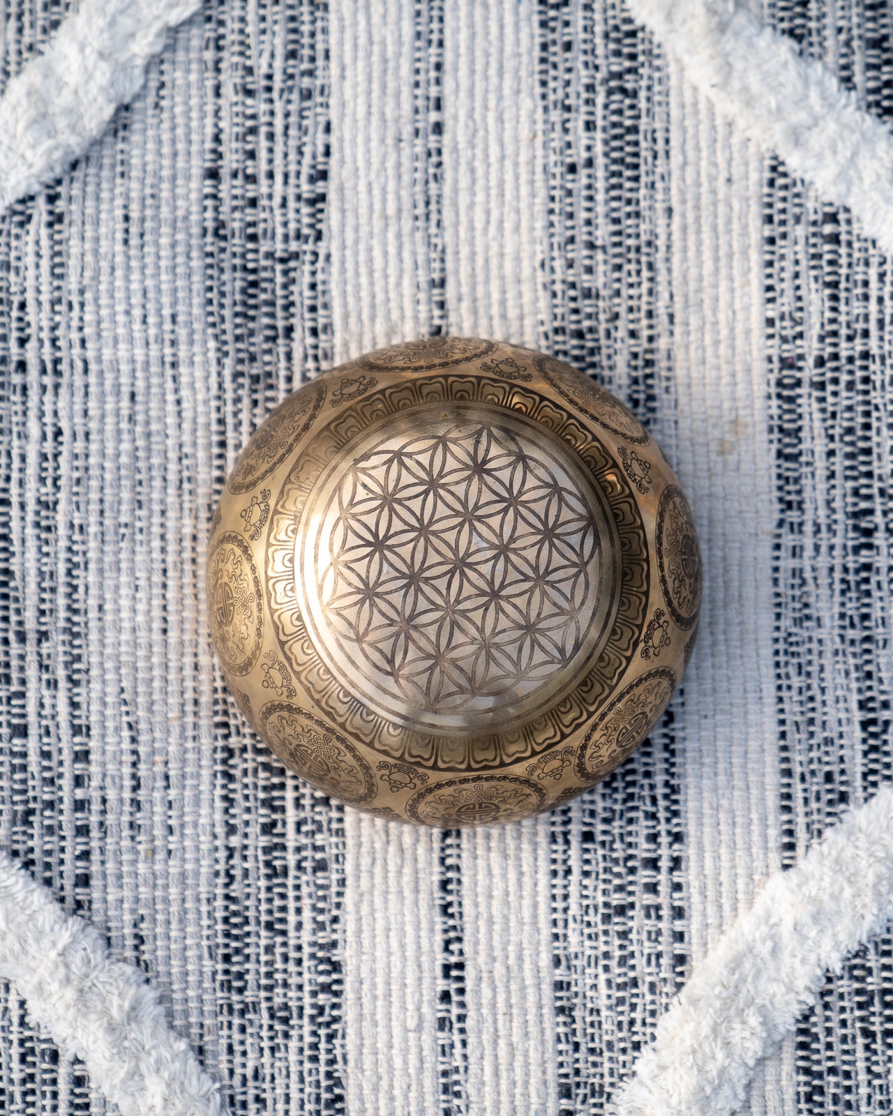 Crown Chakra Singing Bowl in B Carved Bottom