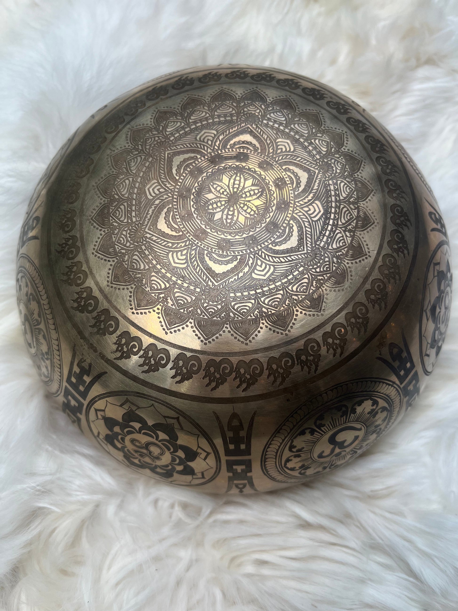 Heart Chakra Singing Bowl in F Engraved Bottom