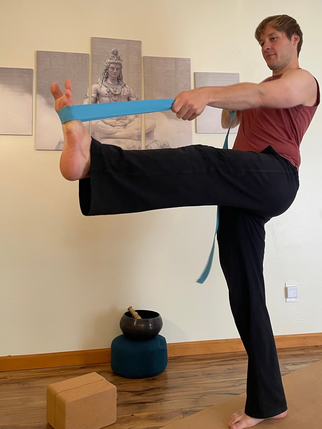When to use a yoga strap - Yogahub