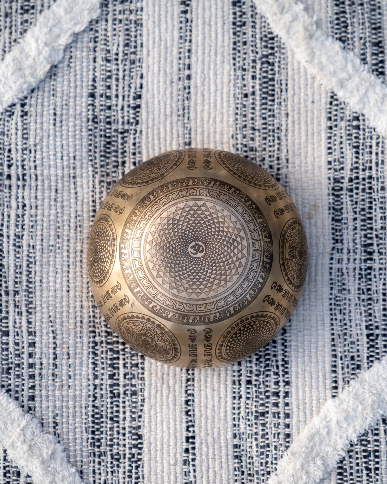 Solar Plexus Singing Bowl in E Bowl Bottom