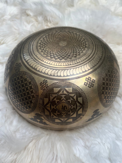 Solar Plexus Singing Bowl in E Bowl Carving
