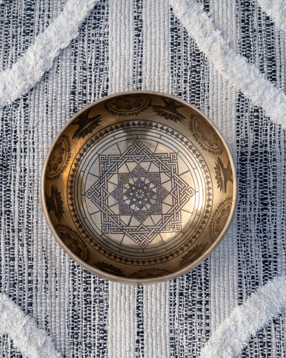 Solar Plexus Singing Bowl in E Laser Carving