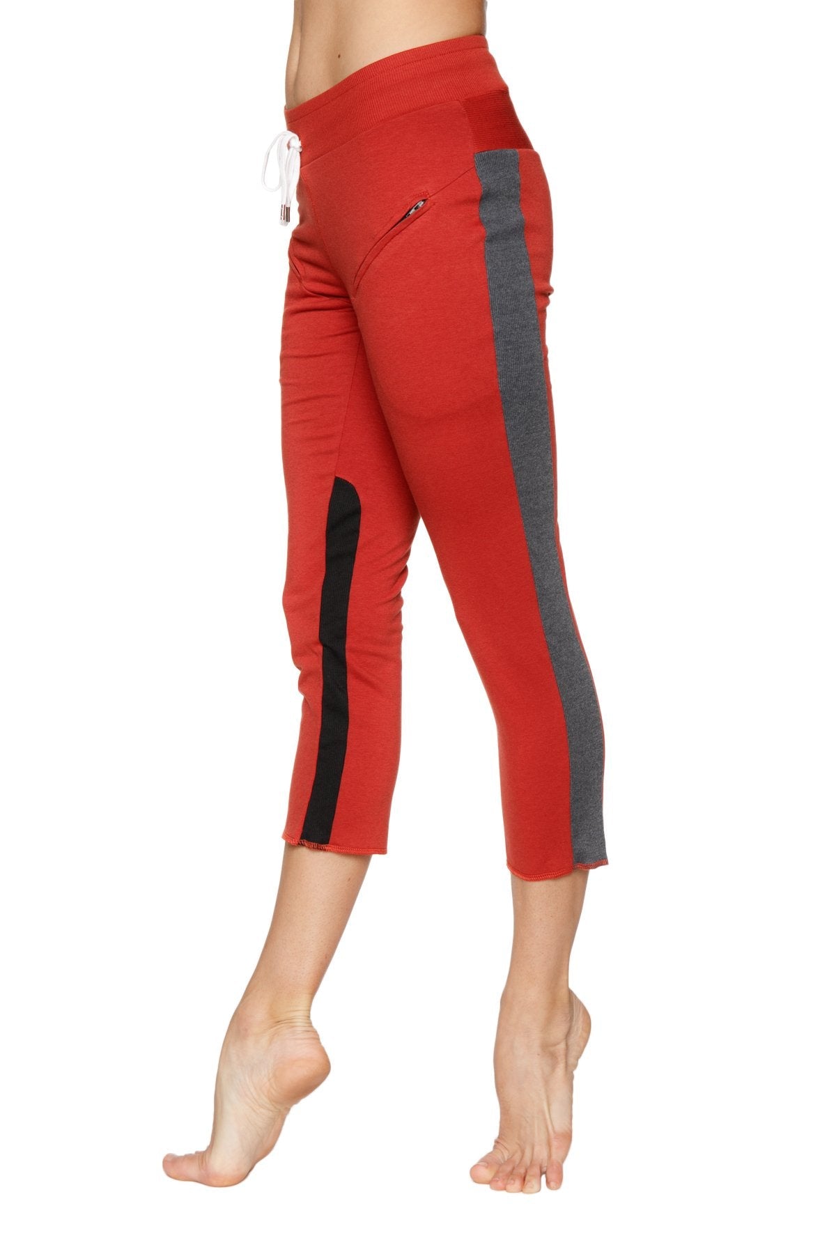 Women's 4/5 zipper pocket capri yoga pants in Cinnabar Red
