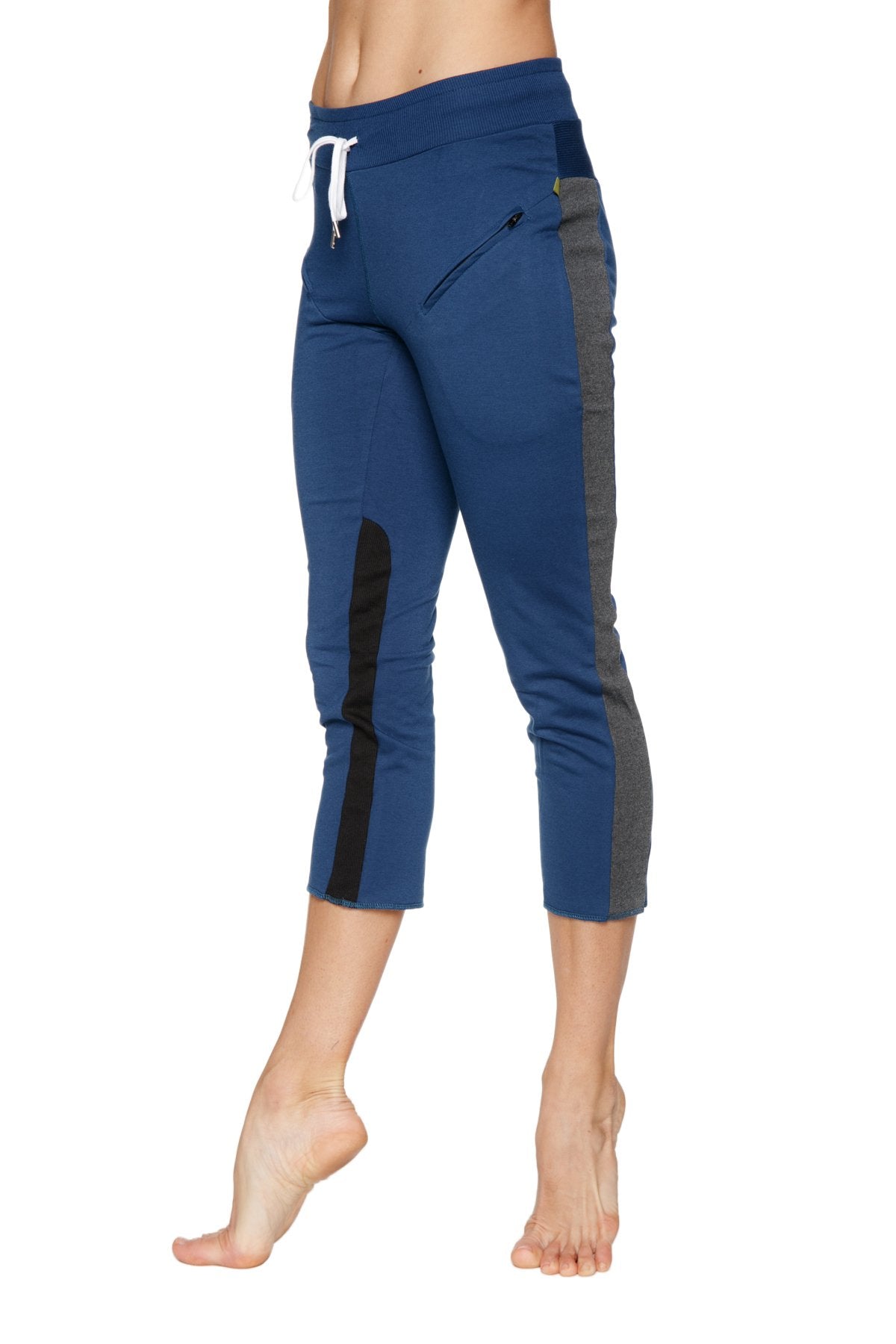 Women's 4/5 zipper pocket capri yoga pants in Royal Blue
